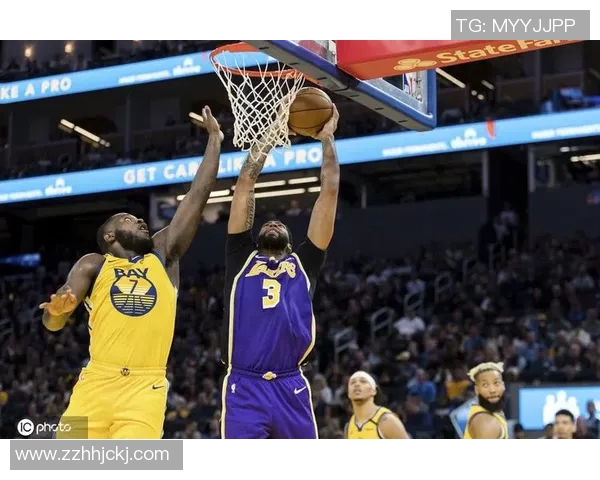 勇士与雷霆激战正酣新浪直播带你全程感受比赛精彩瞬间